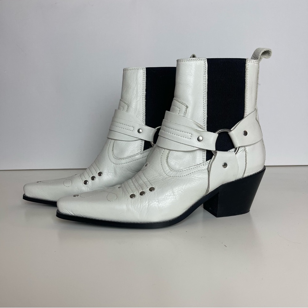 Rare L’Intervalle limited edition western-style ankle boots in black and white